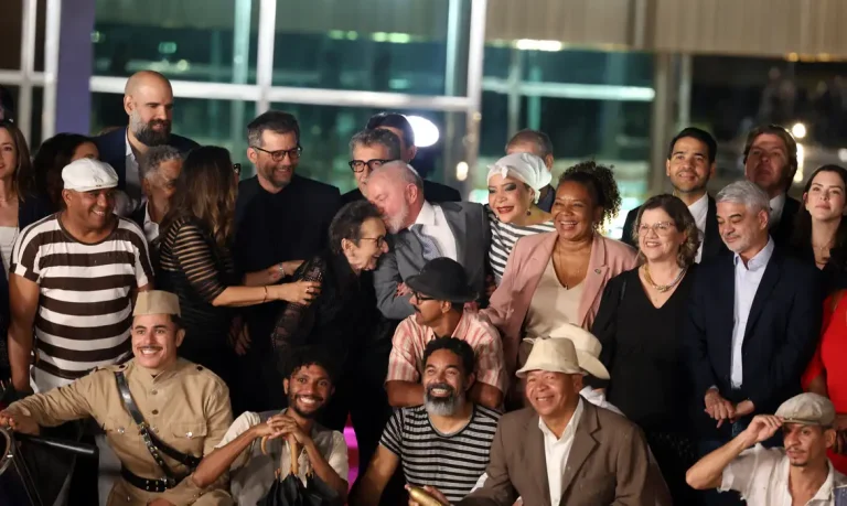 Lula recebe Wagner Moura e Kleber Mendonça em sessão de “O Agente Secreto” no Alvorada Lula recebe Wagner Moura e Kleber Mendonça em sessão de "O Agente Secreto" no Alvorada