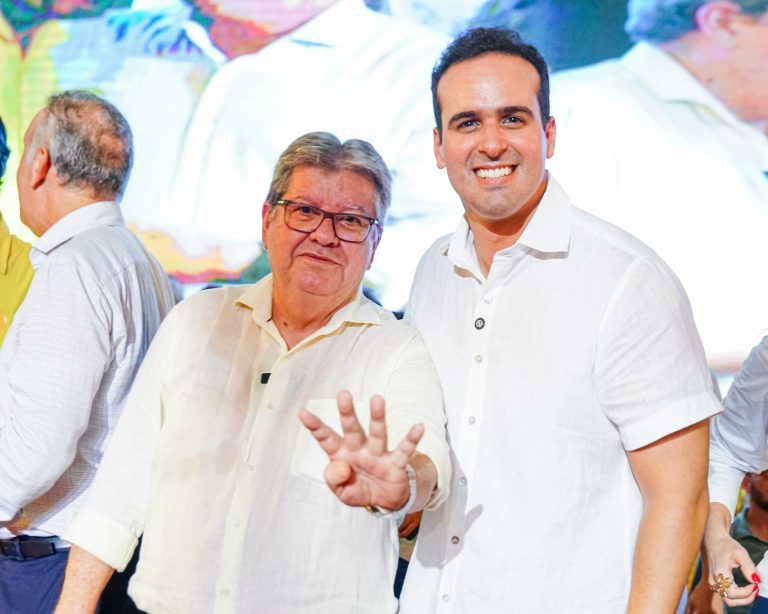 João Azevêdo anuncia licença e passa comando do governo para Lucas Ribeiro