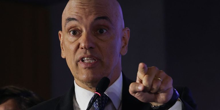 Moraes suspende decisão que destituiu defesa de réu da trama golpista