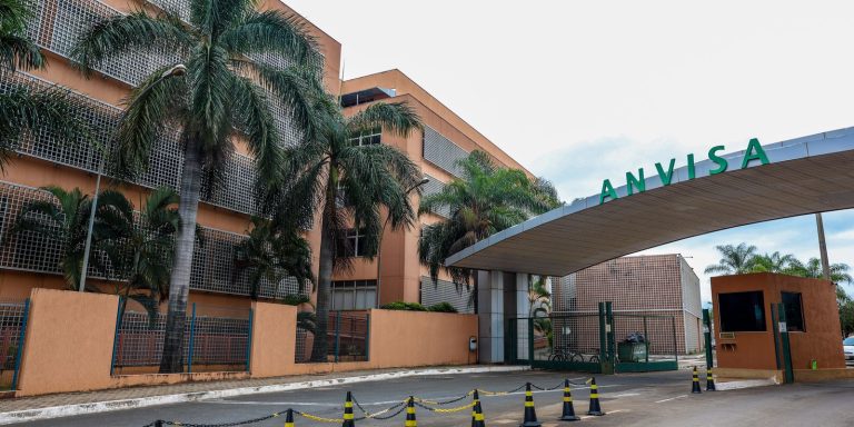 Anvisa proíbe produtos sem registro que prometiam emagrecimento Anvisa manda recolher decoração de alimentos com plástico e glitter
