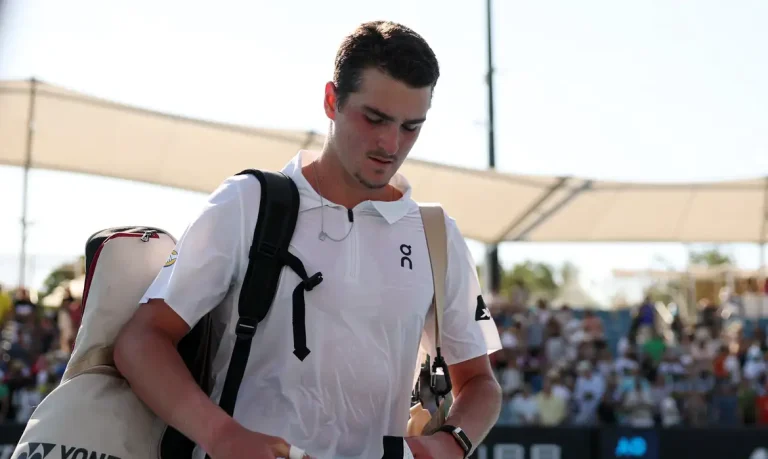 Fora de ritmo, João Fonseca cai na estreia do Aberto da Austrália 2026 João Fonseca cai na estreia do Aberto da Austrália 2026