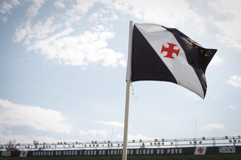 Vasco perde pênalti e ouve protestos da torcida em empate com Madureira