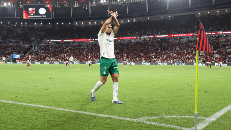 Paulinho, do Palmeiras, é denunciado por comemoração contra o Flamengo