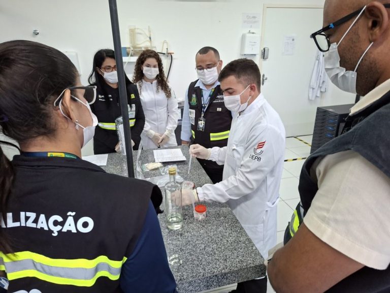 Procon-CG treina fiscais para identificar metanol em cachaças no São João