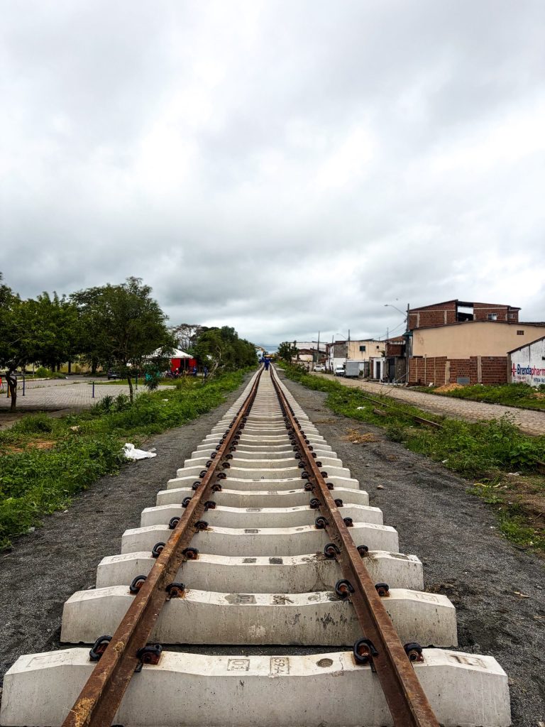 Trânsito na rua Venezuela, no bairro do Tambor, passa por desvio temporário para obras do VLT
