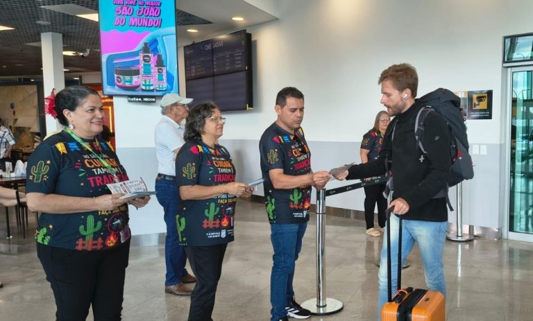 Prefeitura de Campina Grande leva ações de Educação em Saúde para turistas que desembarcam no aeroporto e rodoviária para O Maior São João do Mundo
