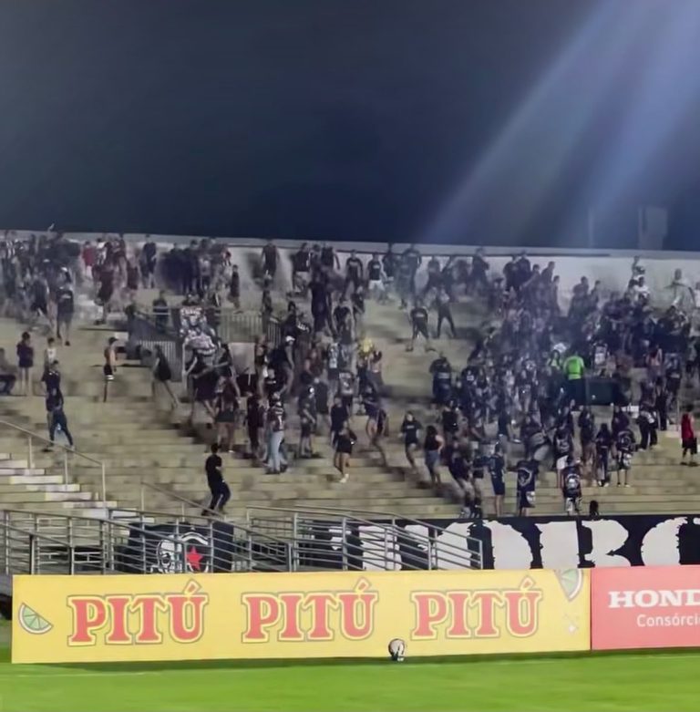 Torcida do Botafogo-PB briga durante partida contra a Volta Redonda