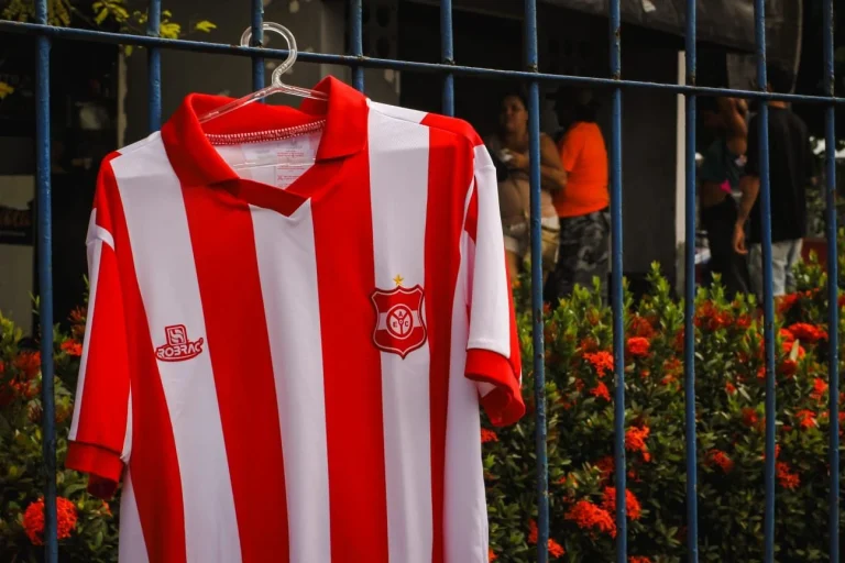 Auto Esporte lança uniformes em homenagem aos 90 anos