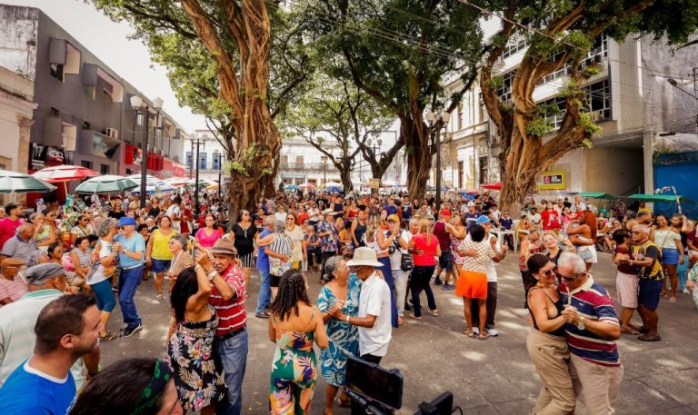 Paulo Banderas comanda o Sabadinho Bom em clima de São João neste fim de semana
