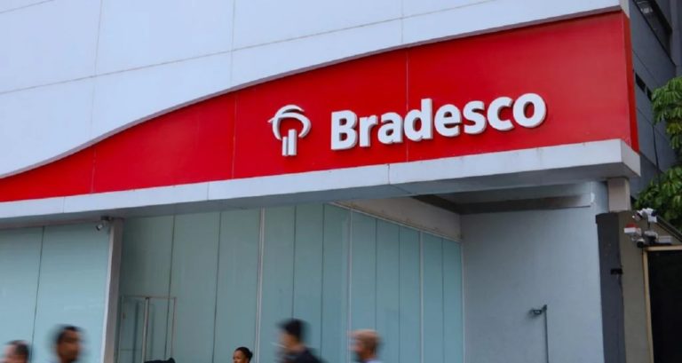 Procon de Campina Grande aponta bancos e serviços públicos como líderes de queixas reclamações no Procon - Consumidor registrando reclamações no Procon de Campina Grande