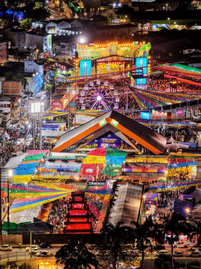 São João de Campina Grande 2026 encerra com público recorde de 3,4 milhões de pessoas São João de Campina Grande - Multidão reunida no Parque do Povo durante o São João de Campina Grande