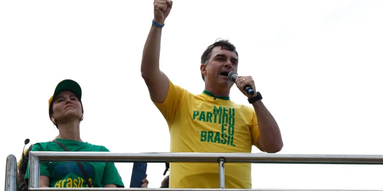 Flávio Bolsonaro disputa a presidência com Alfredo Gaspar como vice Flávio Bolsonaro disputa a - Flávio Bolsonaro disputa a - Flávio Bolsonaro disputa a presidência com Alfredo Gaspar como vice