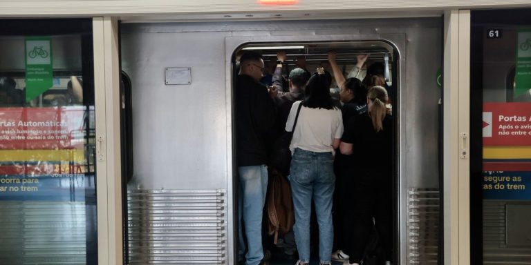 Usuários de trens mudam rotina por causa de greve da CPTM
