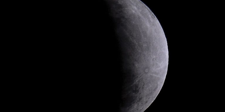 Eclipse parcial da Lua poderá ser visto em todo o Brasil nesta quinta-feira eclipse parcial da Lua - Visão do eclipse parcial da Lua no céu noturno