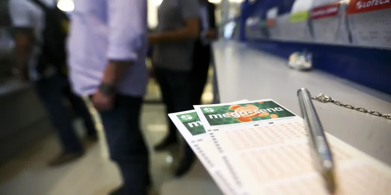 Mega-Sena acumula e pode pagar R$ 50 milhões no próximo concurso prêmio da Mega-Sena - Volante de aposta para o prêmio da Mega-Sena acumulado em R$ 50 milhões
