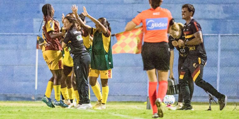 semifinais do Brasileirão Feminino A3 - Jogadoras disputando partida nas semifinais do Brasileirão Feminino A3