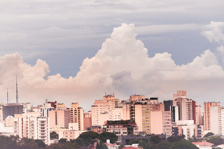 Campina Grande amanhece com tempo nublado e temperatura pode chegar aos 31°C nesta quarta Imagem ilustrativa de céu nublado sobre área urbana para matéria sobre o tempo em Campina Grande