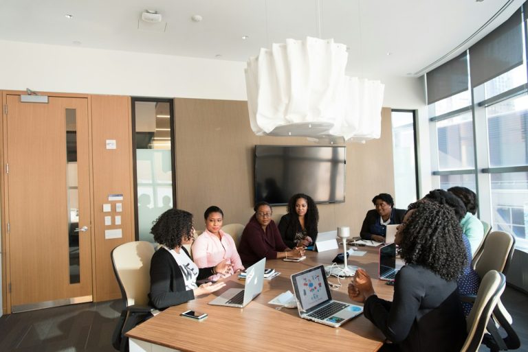 Pessoas em reunião em ambiente profissional, fotografia ilustrativa para notícia sobre assédio eleitoral no trabalho