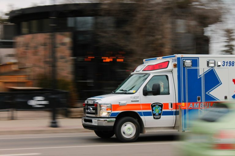 Ambulância em deslocamento; imagem ilustrativa sobre renovação de frota de saúde na Paraíba