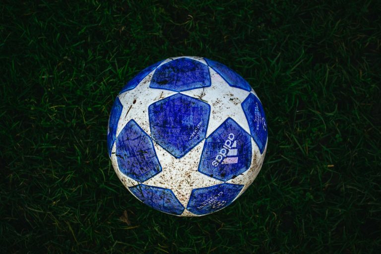 Atlético Santa Rita e Cruzeiro-PB decidem título da Segunda Divisão do Paraibano nesta terça (27) Bola de futebol sobre o gramado; imagem ilustrativa da final da Segunda Divisão do Paraibano