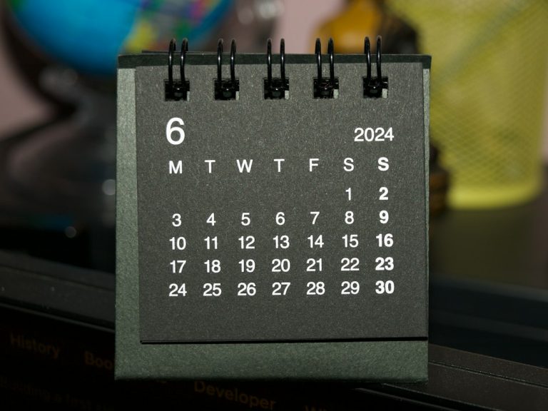 Governo federal transfere ponto facultativo do Dia do Servidor para sexta-feira (30) Calendário de mesa, imagem ilustrativa da alteração do ponto facultativo do Dia do Servidor Público de 28 para 30 de outubro de 2026
