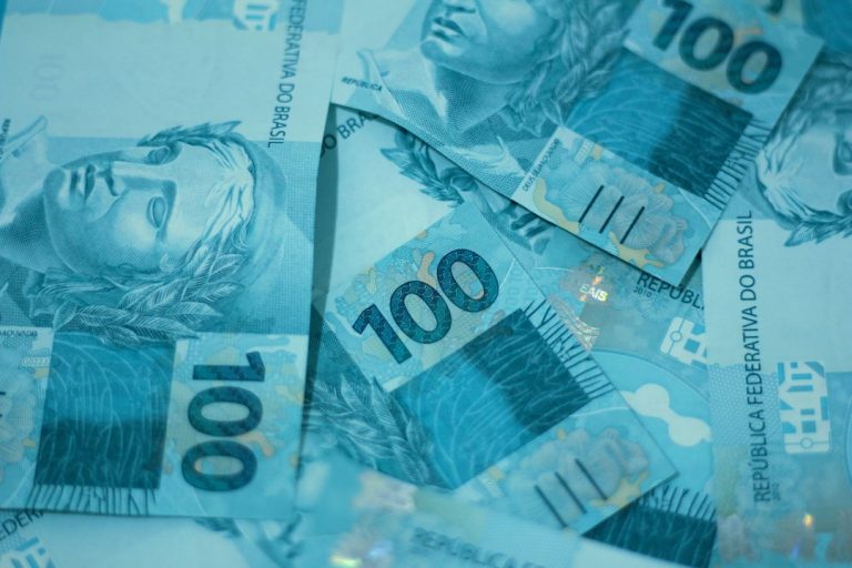 Bolsa Família: pagamentos são antecipados até dia 21 e valor mínimo sobe para R$ 691 Cédulas de reais em fotografia ilustrativa do Bolsa Família