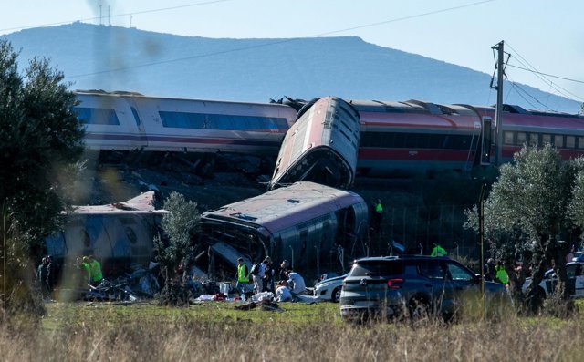 Tragédia na Espanha: colisão entre trens de alta velocidade deixa ao menos 30 mortos Trens acidentados em Urda, Toledo, Espanha, em 28 de outubro de 2026, com vagões descarrilados e equipes de emergência. Foto: Juanma Jiménez/Europa Press.