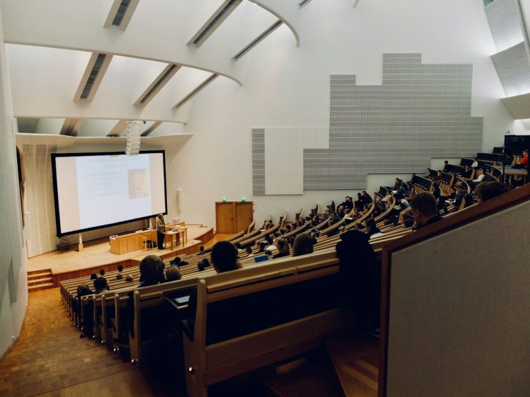 Campina Grande recebe encontro científico gratuito sobre a Caatinga nos dias 27 e 28 de outubro Estudantes em sala de aula universitária, imagem ilustrativa de evento científico