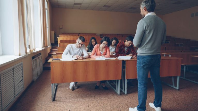 Enem 2026 passa a integrar avaliação da educação básica; veja o que muda Estudantes escrevendo durante prova em sala de aula, imagem ilustrativa da preparação para o Enem 2026