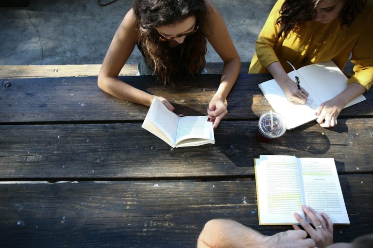 UEPB oferece 13 vagas em tutoria especial com bolsa de R$ 396; inscrições até 2 de novembro Grupo de estudantes em atividade de estudo e aprendizagem em conjunto, imagem ilustrativa sobre tutoria universitária