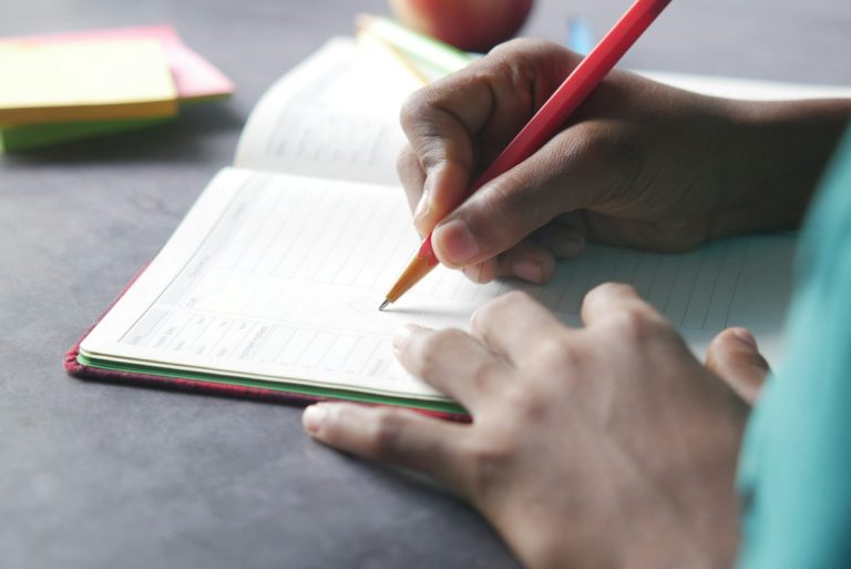 UFPB oferece 30 vagas em especialização gratuita em Campina Grande; inscrições até sexta Pessoa escreve em caderno durante atividade de estudo; imagem ilustrativa da especialização em docência