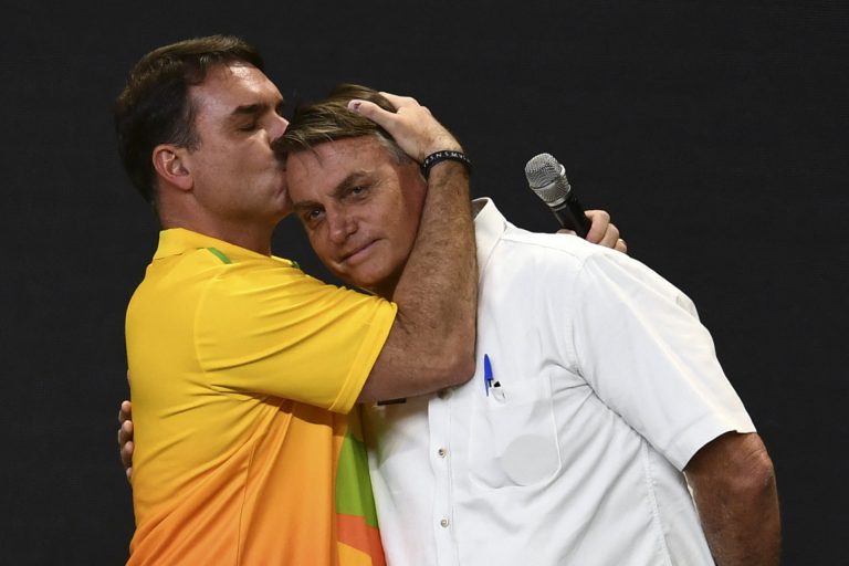 Flávio Bolsonaro e seu pai, Jair Bolsonaro, juntos em fotografia de arquivo