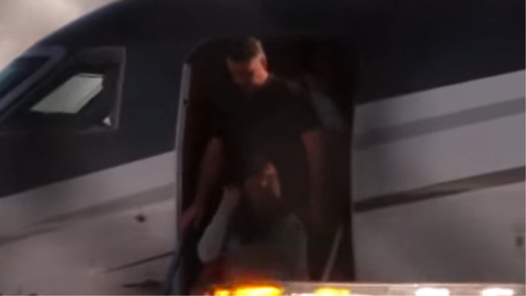 Flávio Bolsonaro descendo de avião no aeroporto de Opa-locka, na região de Miami, em 28 de outubro de 2026. Crédito: reprodução CNN via Congresso em Foco.
