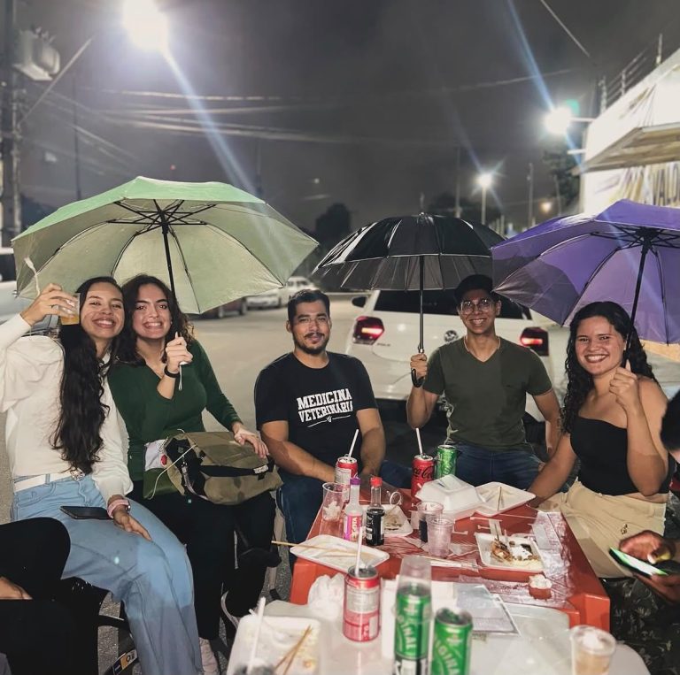 Grupo de frequentadores reunidos em mesa do Churrasquinho da Biblioteca, em Campina Grande