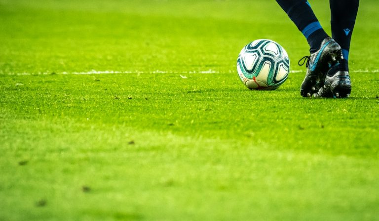Jogador em campo de futebol representando a Taça das Favelas PB 2026