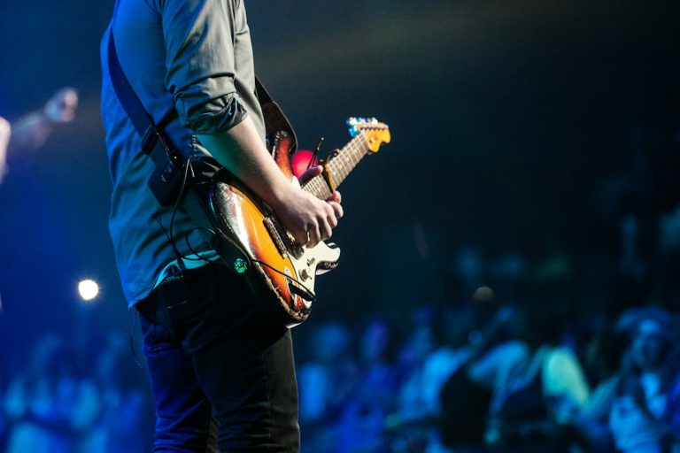 Iron Maiden faz segundo show em São Paulo nesta terça e segue para Curitiba Guitarrista durante apresentação de rock; imagem ilustrativa, não retrata o Iron Maiden