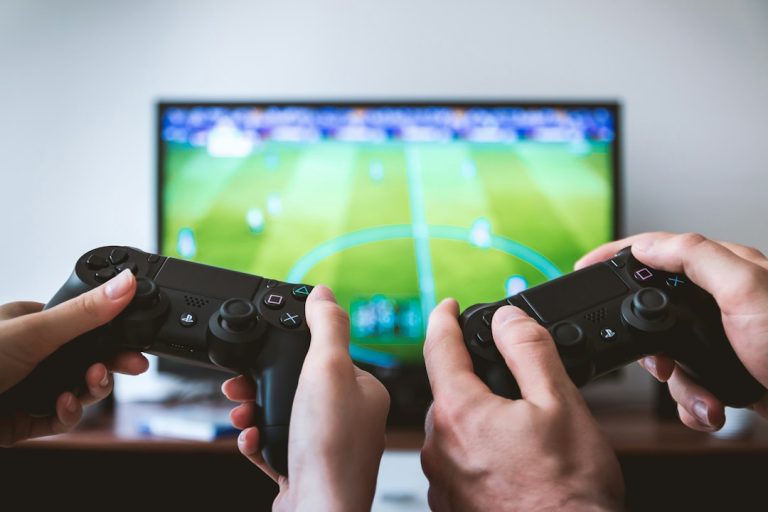 Pessoas utilizando controles de videogame, imagem ilustrativa