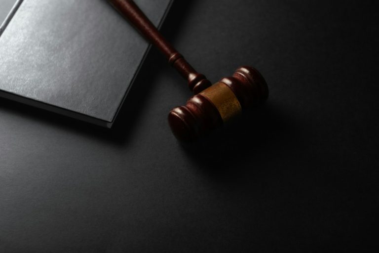 Martelo da Justiça ilustra decisão do TSE