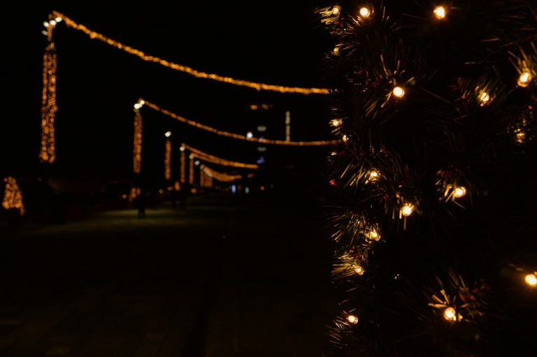 Árvore de Natal iluminada durante a noite, imagem ilustrativa para notícia sobre inscrições do Natal Iluminado 2026 em Campina Grande