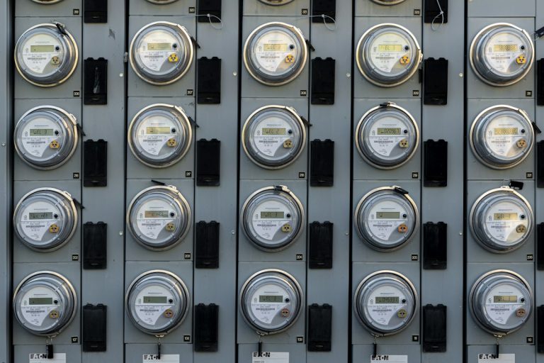 Medidor de energia elétrica; imagem ilustrativa para matéria sobre negociação de contas de luz em Campina Grande