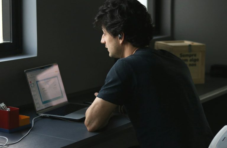 Profissional trabalhando com computador, imagem ilustrativa sobre microempreendedores individuais e medidas para o MEI