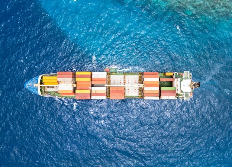 Foto ilustrativa de navio porta-contêineres no mar, não mostra o GFS Pride