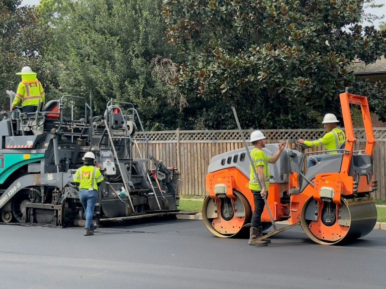 Equipes e equipamentos trabalham em reparo de pavimentação rodoviária; imagem ilustrativa, não registrada em Campina Grande