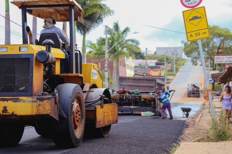 Máquina em obra de infraestrutura, imagem ilustrativa