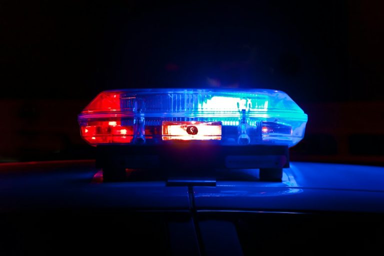 Operação mira grupo suspeito de homicídios e domínio territorial em João Pessoa Luzes de viatura policial ilustram operação na Paraíba