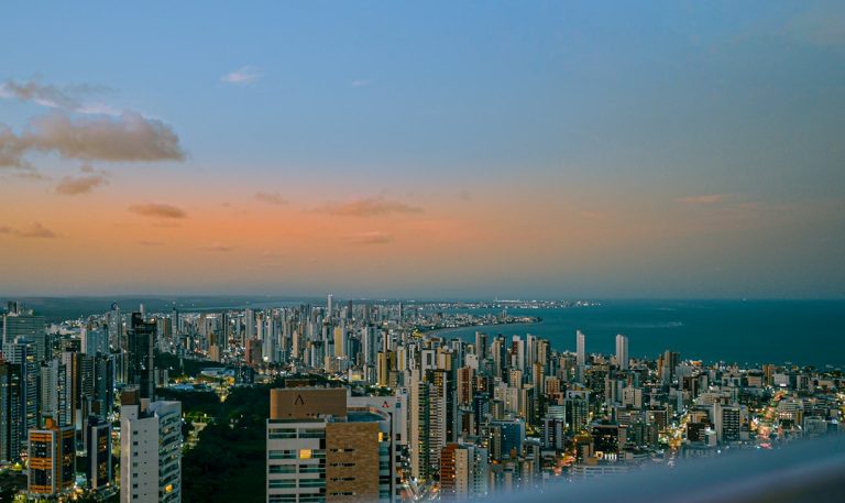 Paisagem urbana ilustra previsão do tempo na Paraíba