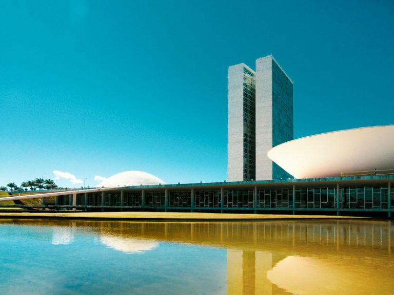 Incêndio atinge laboratórios da UFPE, causa perdas em pesquisas e não deixa feridos Imagem ilustrativa de edificação, não representa o prédio atingido pelo incêndio na UFPE