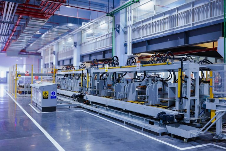 Linha automatizada de produção industrial, imagem ilustrativa