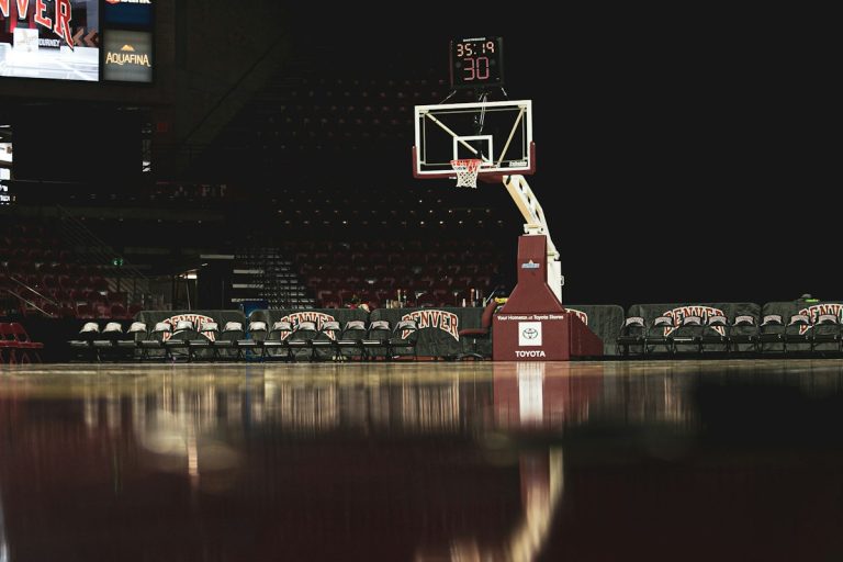 Unifacisa perde de virada para o Mogi por 78 a 70 no NBB Cesta de basquete em quadra, imagem ilustrativa de partida do NBB