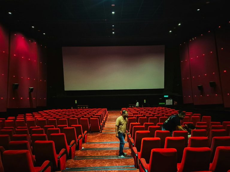 Festissauro começa em Sousa com cinema gratuito e homenagem a Carminha Abrantes Sala de cinema com poltronas vermelhas, imagem ilustrativa da programação do Festissauro em Sousa